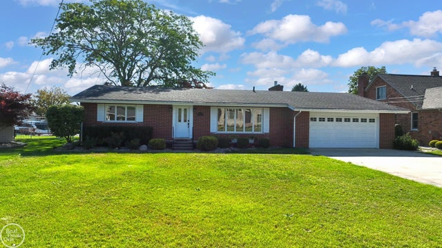 49750 Nautical Dr, Chesterfield township