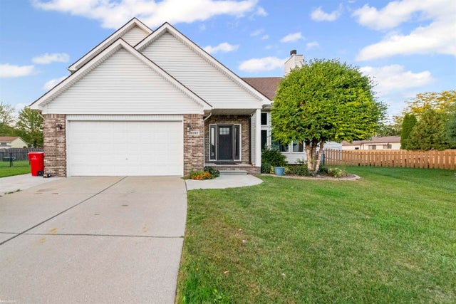 28787 Yorkshire Dr, Chesterfield township