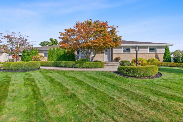 38098 Seaway Ct, Harrison charter township