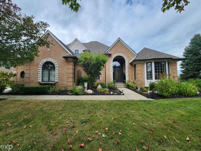 372 Overlook Dr, Oxford charter township