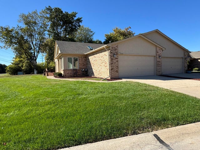 41201 Whispering Oaks Dr, Clinton charter township