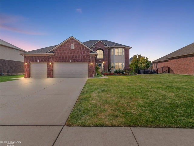 39713 Whitewater Dr, Harrison charter township