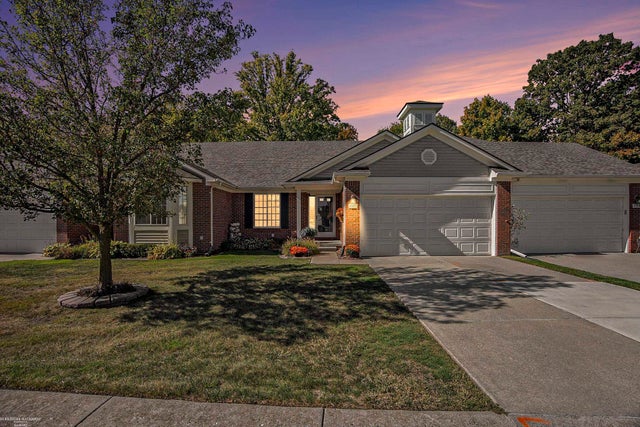 47215 Admirals Cove Ln, Chesterfield township