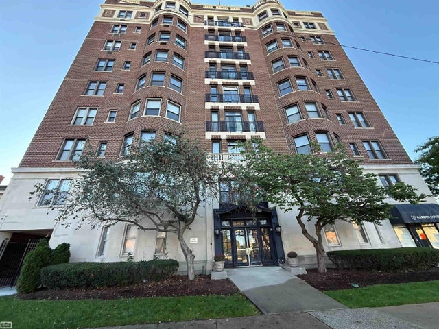 2900 E Jefferson Ave, Detroit city