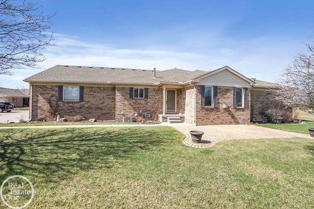 30601 Victoria Ct, Chesterfield township
