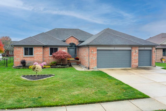34300 W Hill Dr, Chesterfield township