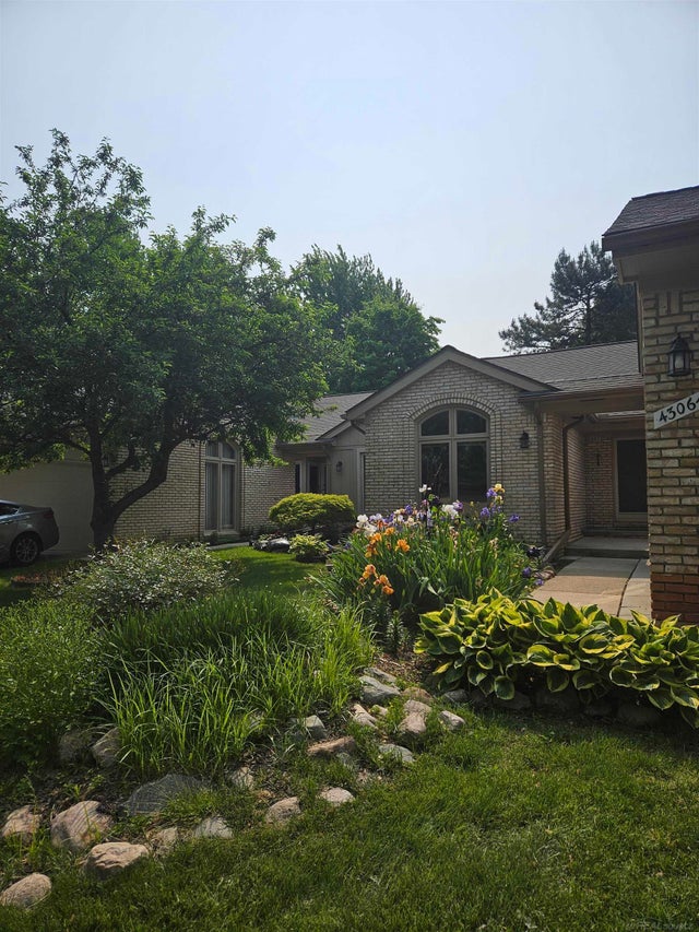 43064 Kirkwood Dr W Dr, Clinton charter township