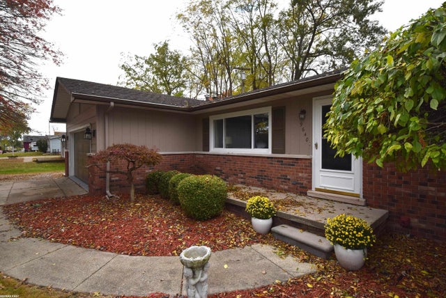 9640 Shady Lane Ct, Clay township