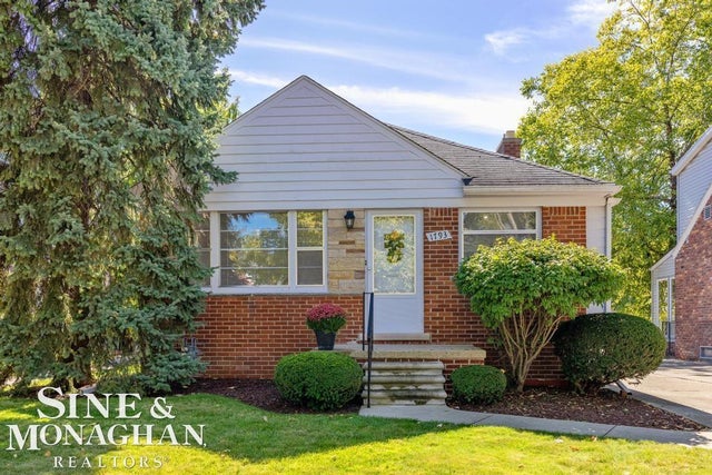 1793 Roslyn, Grosse Pointe Woods city