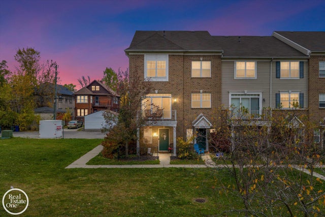 1048 Lakepointe St, Grosse Pointe Park city