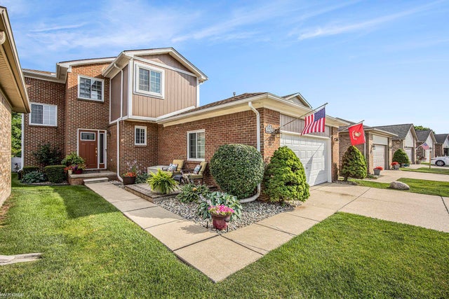 32922 Oakwood Dr, Chesterfield township