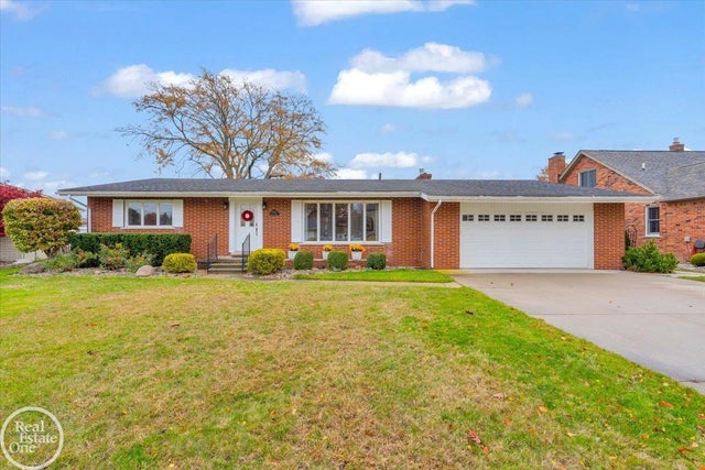 49750 Nautical Dr, Chesterfield township