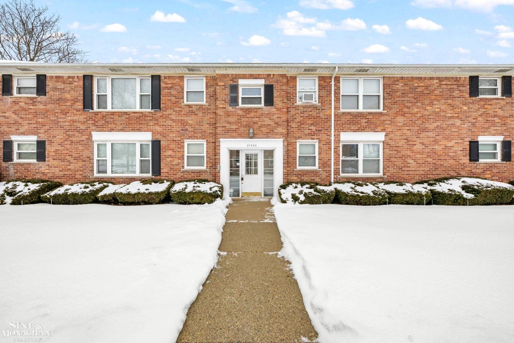 17590 Mack Ave, Grosse Pointe city