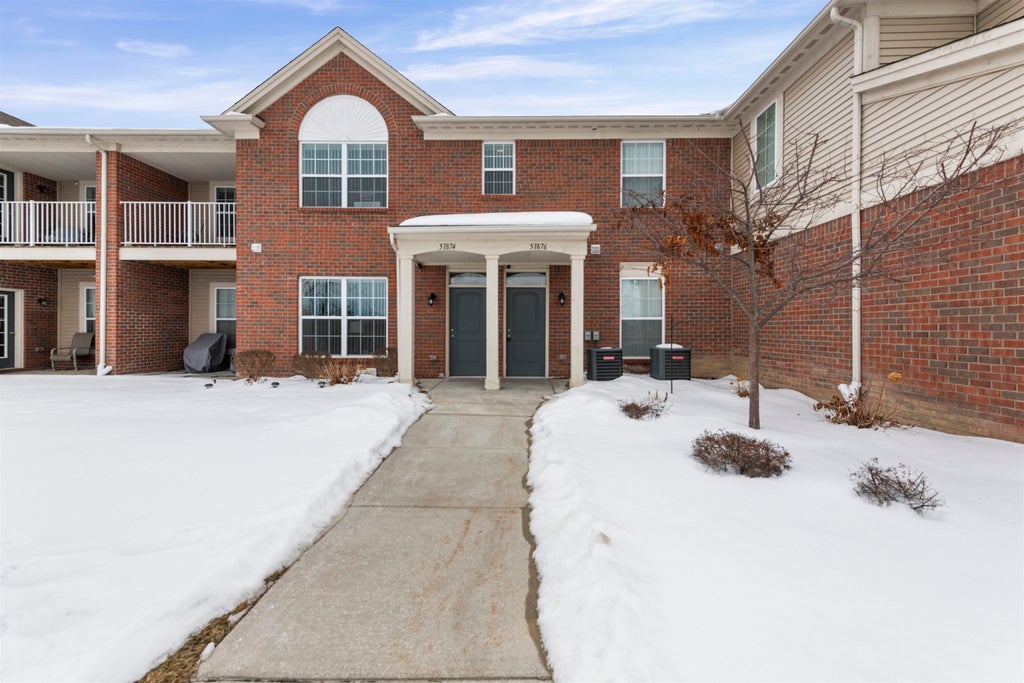 51876 E Pointe Ln, Chesterfield township