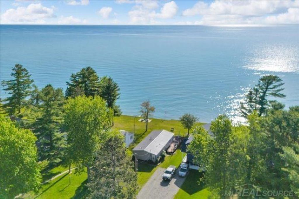 8723 Lakeshore Rd, Worth township