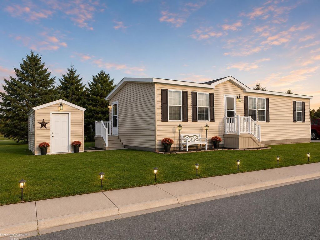 57574 Sawyer Ct, Lenox township