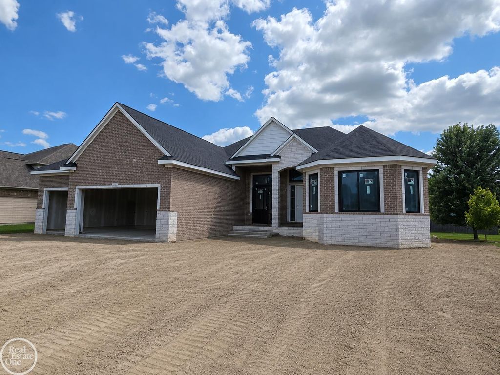27176 Oxbow Lake Dr, Chesterfield township