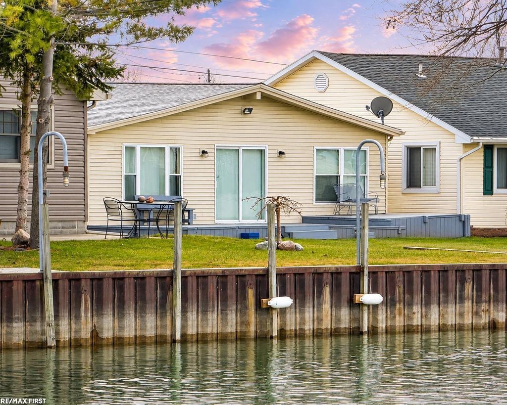 6326 Marina Dr, Clay township