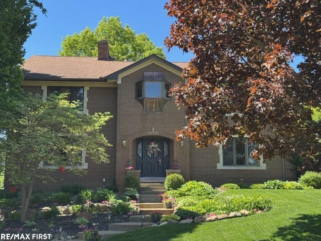 61313 Miriam Dr, Washington township