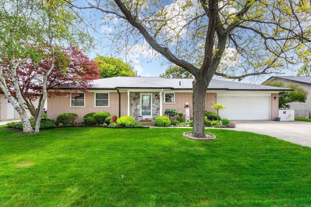 7233 Flamingo St, Algonac