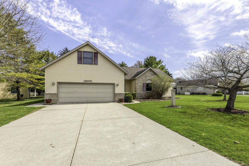 5679 Governor Sleeper Ct, Lexington village