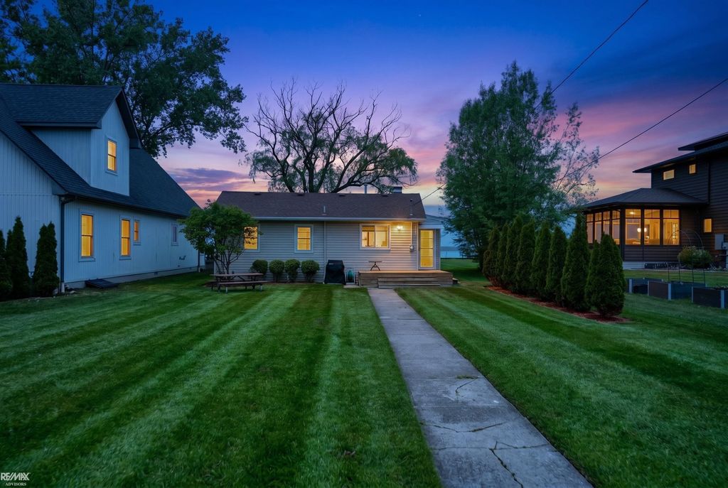7054 Middle Channel Ln, Clay township