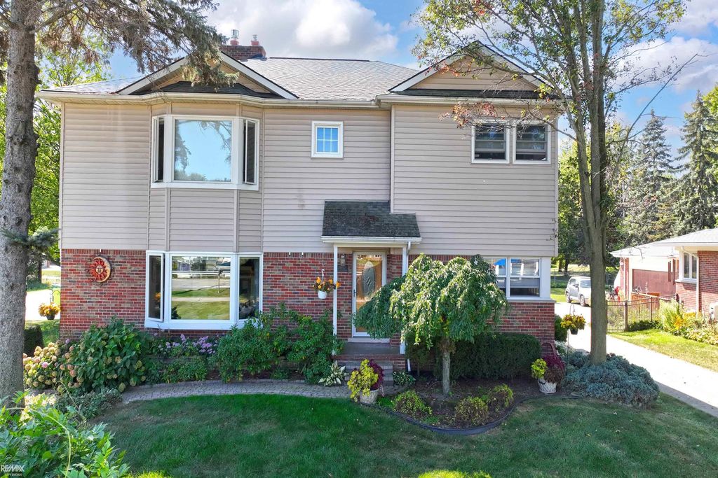 28900 S River Rd, Harrison charter township