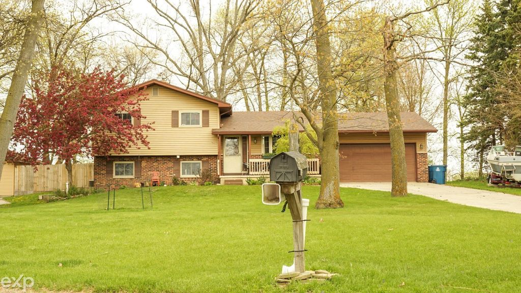 695 Knodt Rd, Essexville