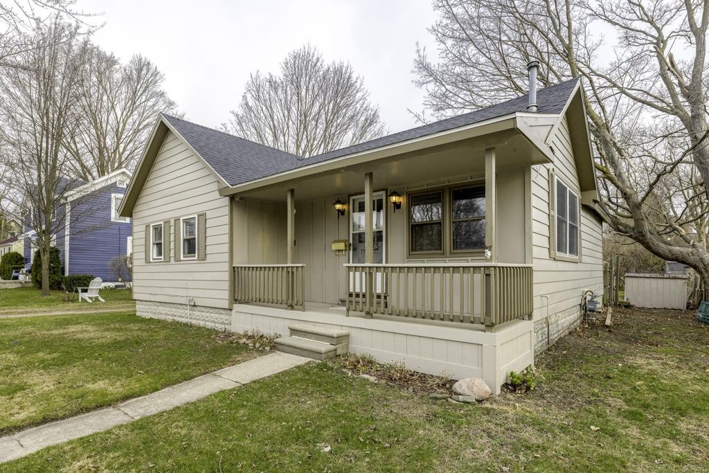 7173 Lake St, Lexington village