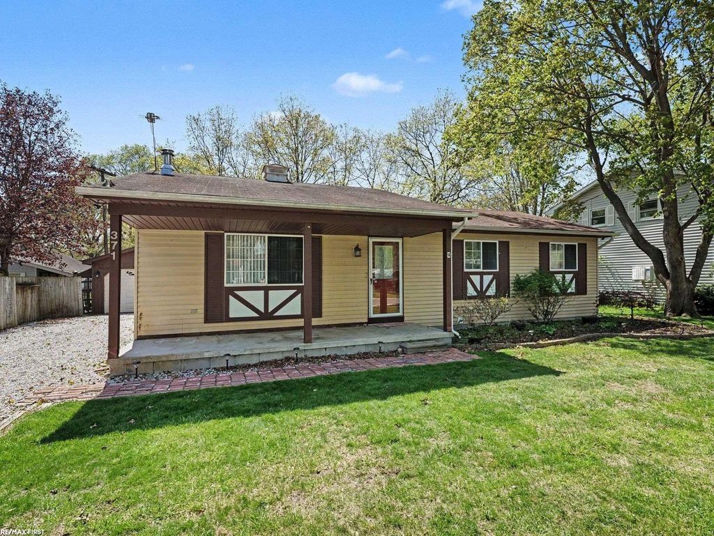 371 Colonial Ln, Algonac city