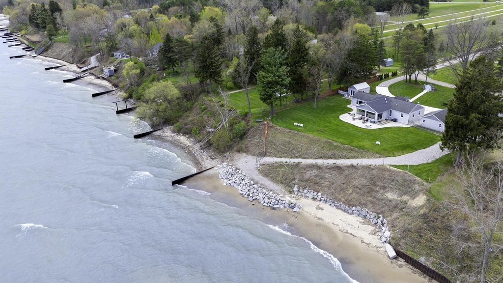 6655 Lakeshore Rd, Worth township