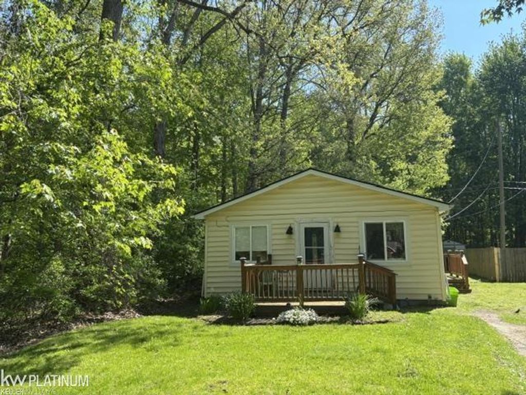 9083 Island Dr, Clay township
