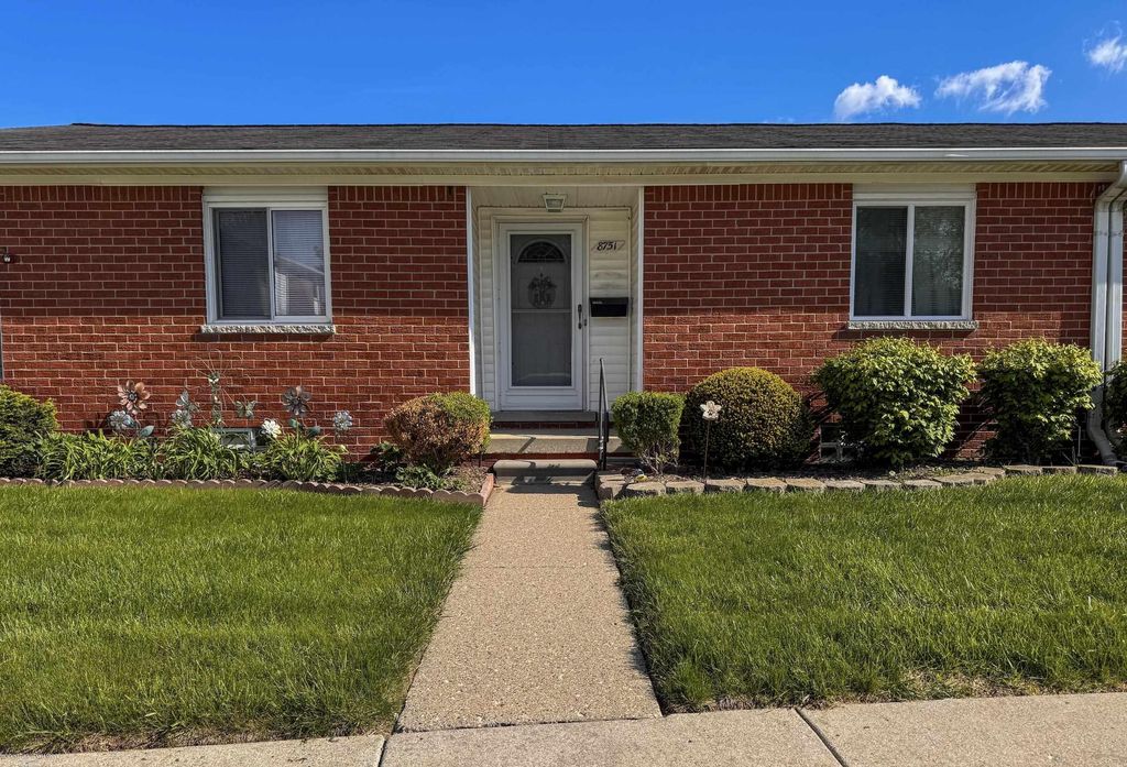 8751 Sterling St, Center Line