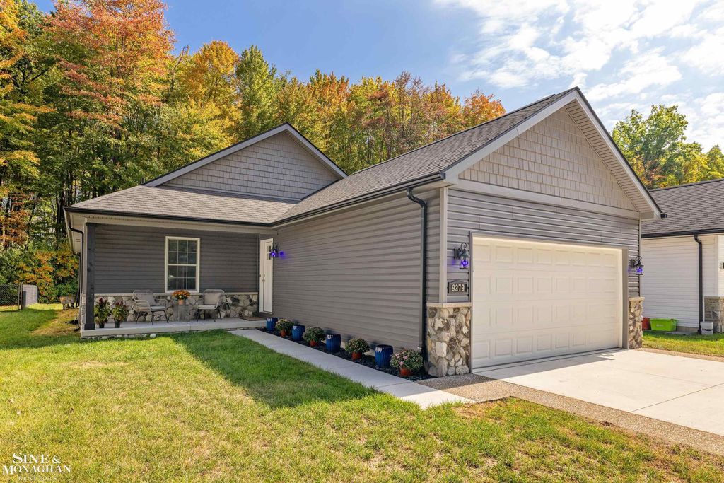 9279 Oakdale St, Clay township
