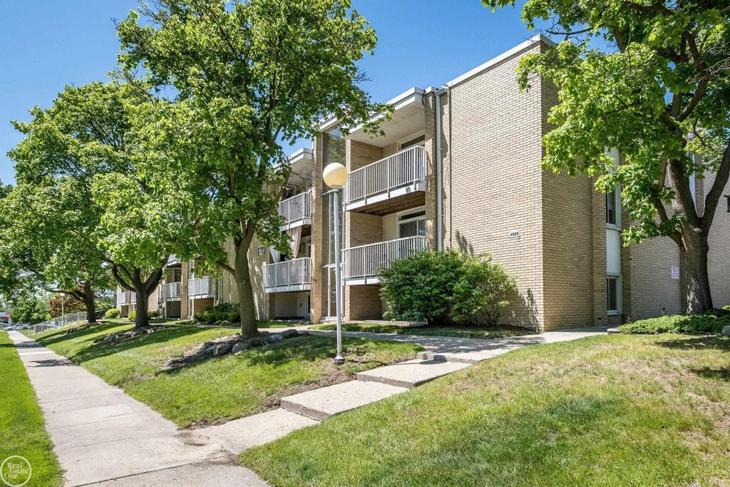 4909 Crooks Rd, Royal Oak