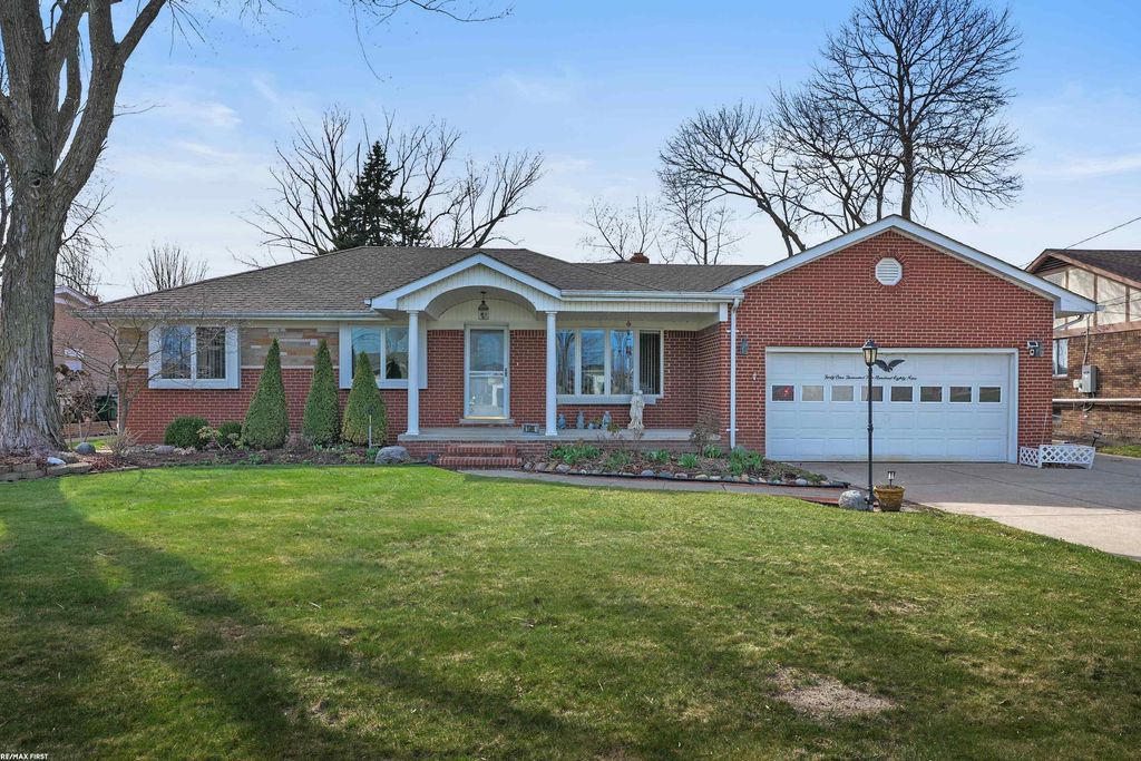 41589 Windmill St, Harrison charter township