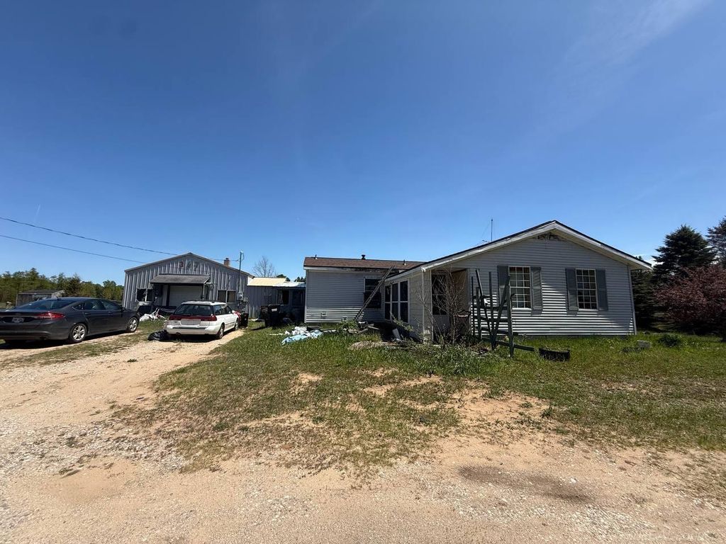 397 S Pioneer Rd, Homestead township