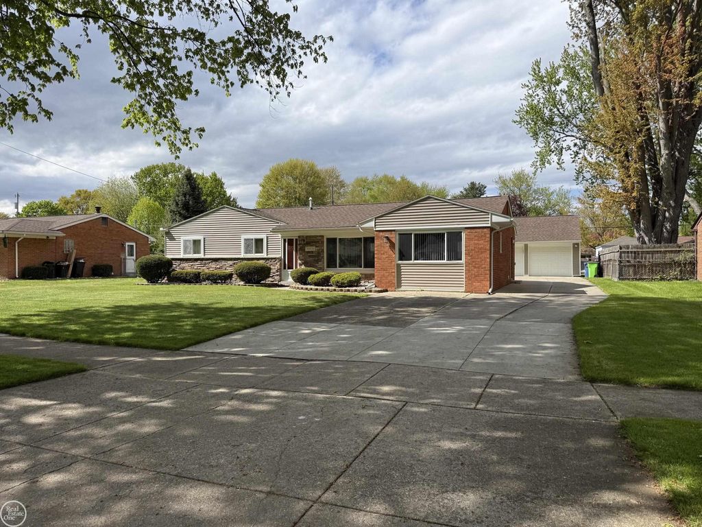 34639 Jerome St, Chesterfield township