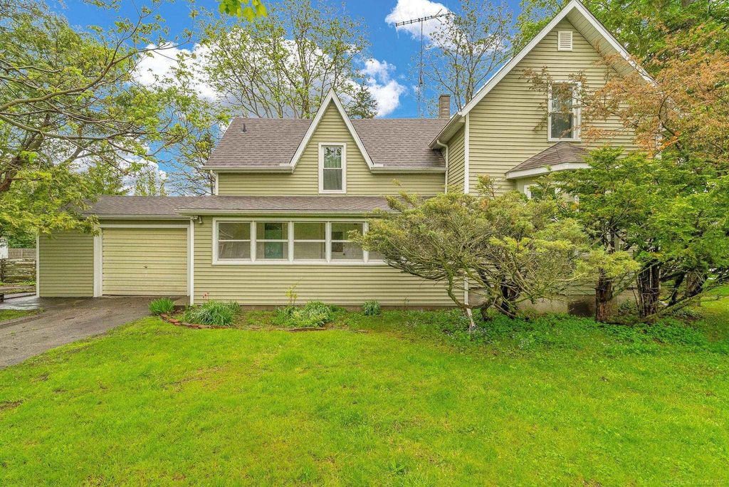 7153 Lake St, Lexington village