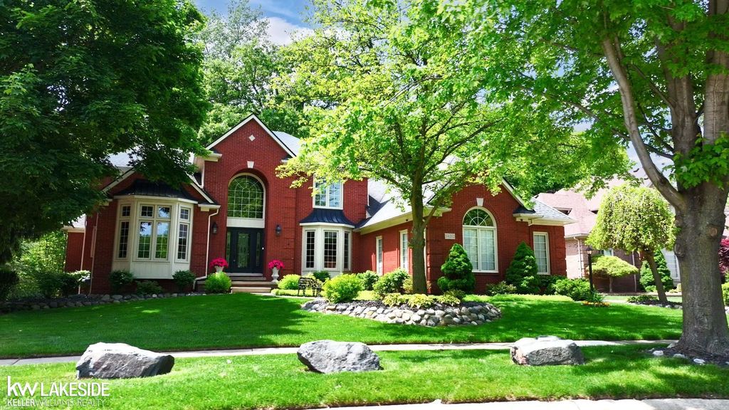 54213 Flamingo Dr, Shelby Twp