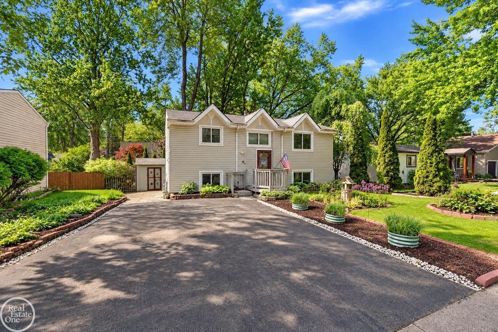 1136 Miller Rd, Lake Orion