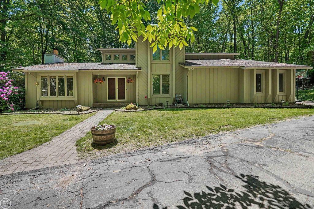 9065 Autumnglo Dr, Village of Clarkston city