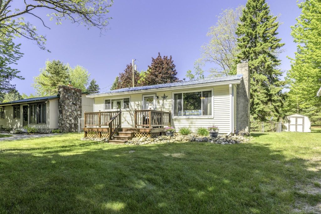 4300 N Grandview Dr, Forester township
