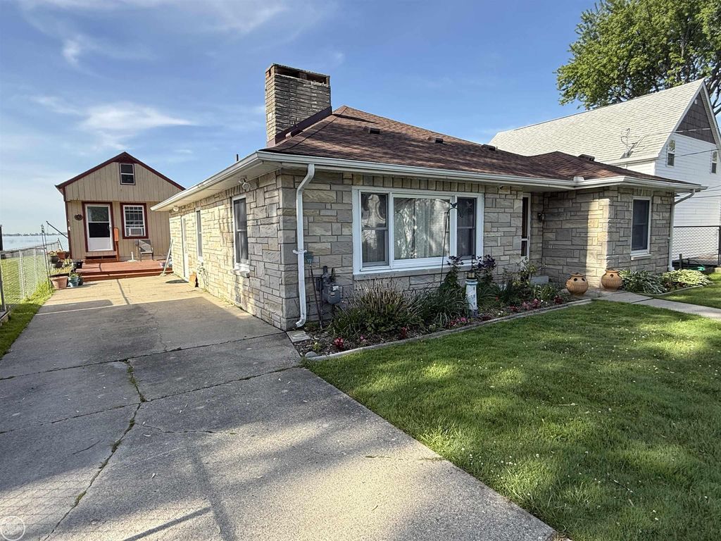 8473 Dixie Hwy, Ira township
