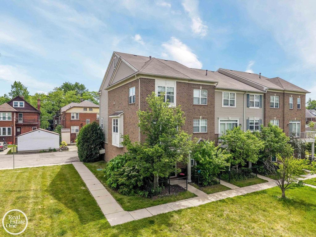 1048 Lakepointe St, Grosse Pointe Park
