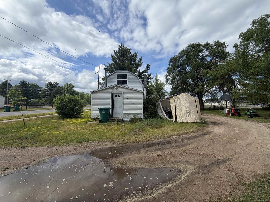 707 W 1st St, Gladwin township