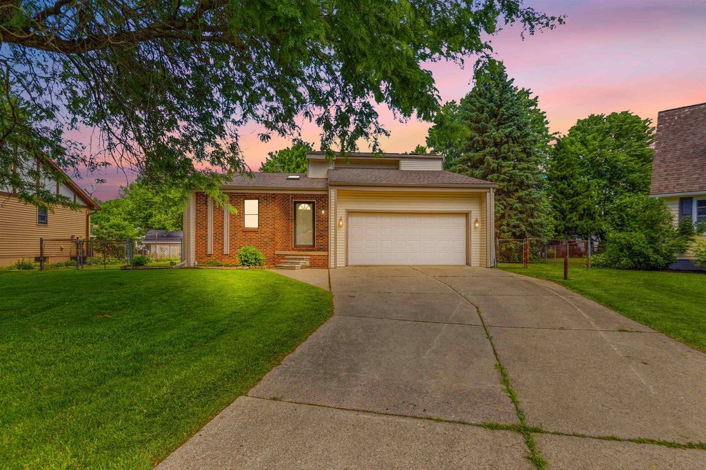 514 Rochelle Ct, East China township