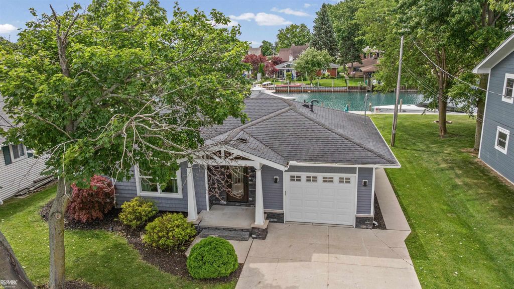 7741 Colony Dr, Clay township