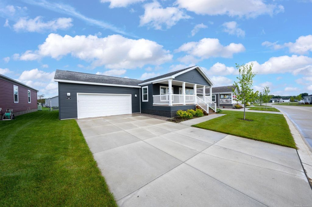 262 Riviera Dr, Lapeer township