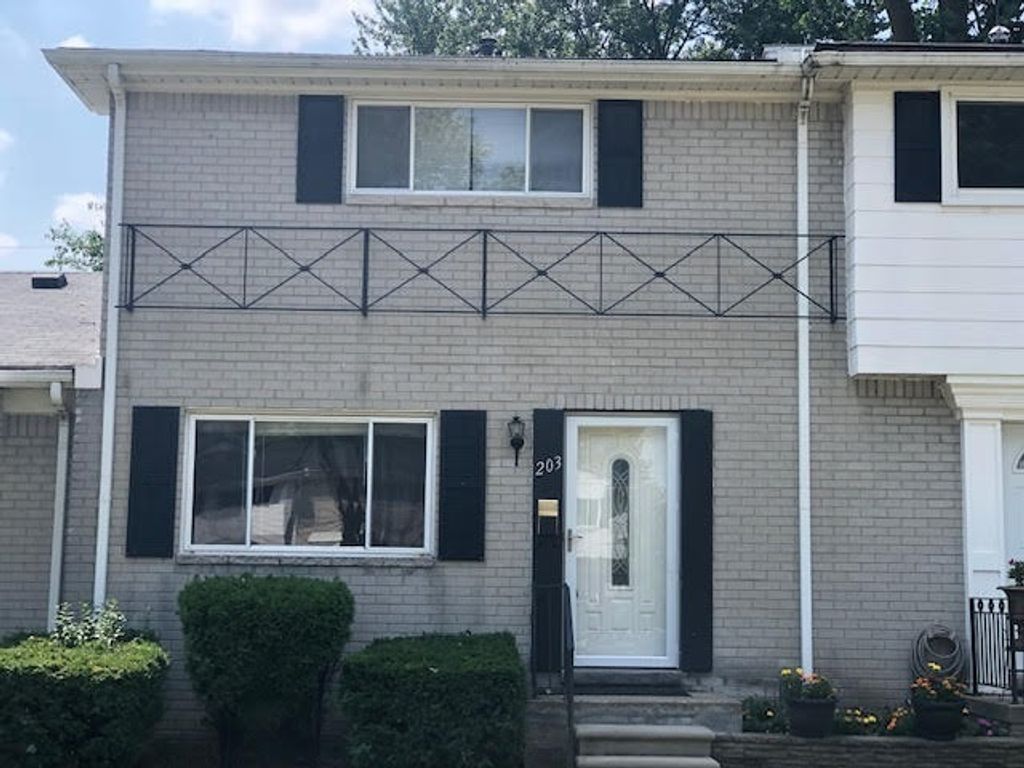 203 N Christine Cir, Mount Clemens
